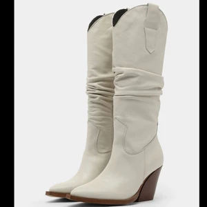 Cowboy boots - Snygga cowboyboots i st 38. Liten fläck på båda skorna (samma ställe, de bild), däremot insidan så syns ej när man har på sig dem. Nypris 1895kr