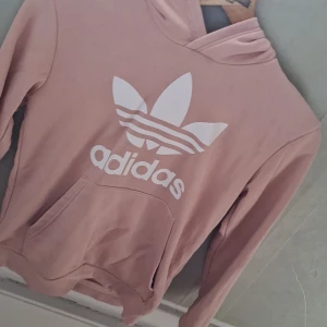 Barn Adidas Hoodie - Adidas Hoodie för barn i storlek 152 Köparen står för frakt