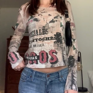 Graphic topp - 💘 KLICKA INTE på köp nu, kontakta mig vid intresse 💘 Långärmad graphic topp från märket Faust! Står stl 42 men passar mig som brukar ha XS/S. BUD PÅ: 120 + frakt