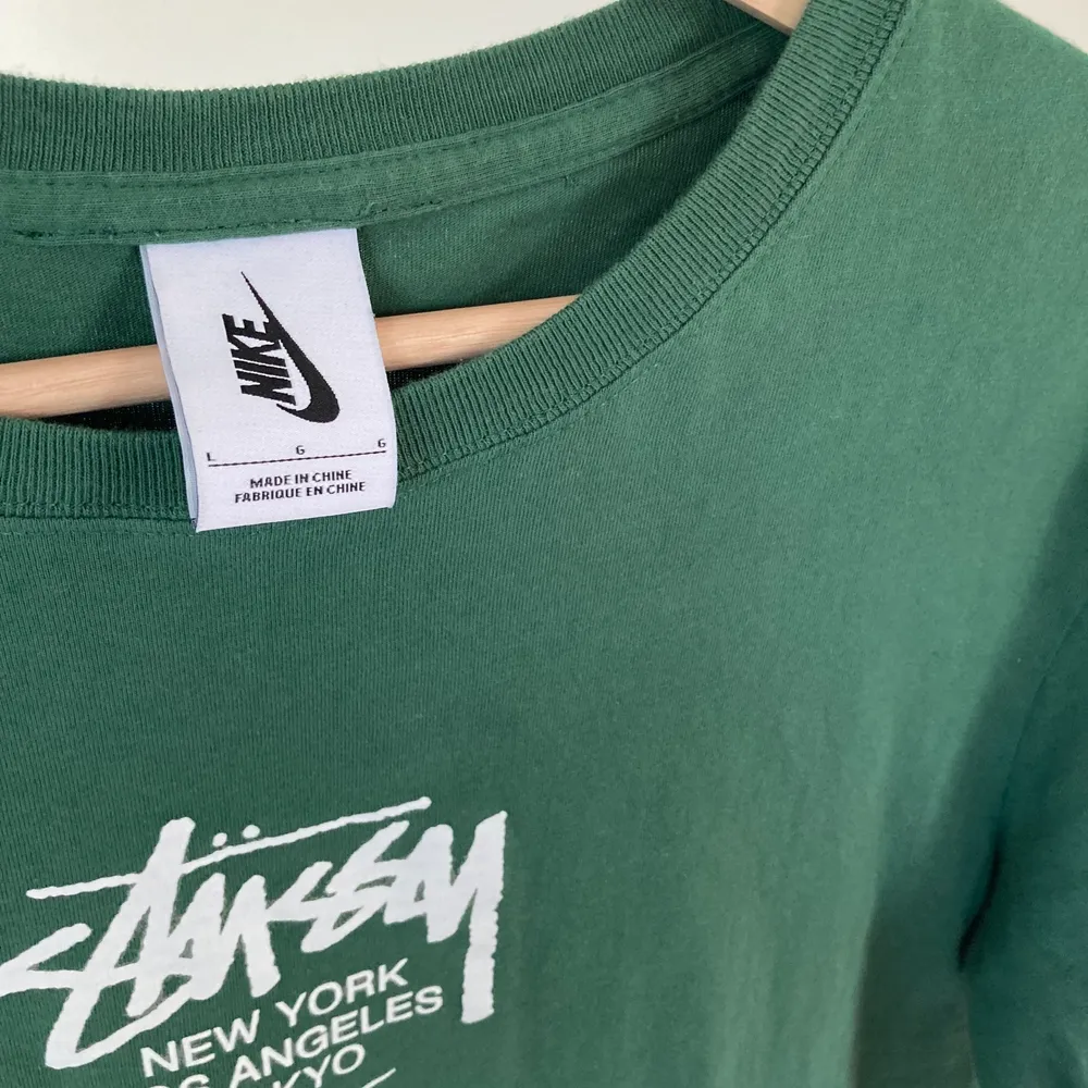 Grön T-Shirt från Nike X Stussy samarbete. Bra skick inte använd mycket, storlek L men skulle säga att de har en mindre passform så denna sitter ungefär som en M. Svåra att få tag på! Säljs på StockX för över 150$ :) säljer då jag har en likadan vit. . T-shirts.