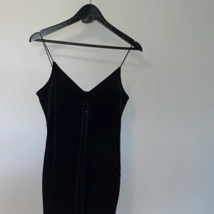 Klänning glittrig svart  - Helt ny klänning från HM. Glittrar mer än på bilden, så sjukt fin! Storlek M, lite för stor för mig som vanligtvis är S, därför helt oanvänd. Inte alls genomskinlig, bara bilderna tagna med blixt. 