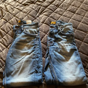 Jack & Jones byxor strl M - Här har du ännu ett par fast med Jack & Jones. Du får två jeans för endast 225kr. Bra skick och är knappt använda. Köpare står för frakten