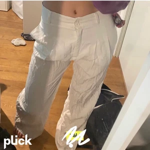 Zara linnebyxor - Jättefina vita linnebyxor köpta här på plick men säljer vidare då de tyvärr inte passade. Bilderna är från förra ägaren 💖 Superfina att antingen ha som de är eller vika ner i midjan 💗 storlek xs men långa i benen!