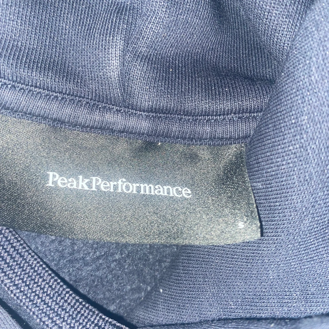 Mörkblå hoodie från peak - 90