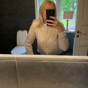 Tröja - Beige tunn tröja med dragkedja från Gina tricot 