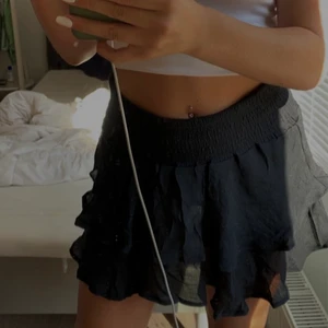 Kjol  - En svart kjol ifrån shein.  Använt några gånger… 