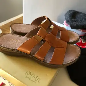 Helt nya skor av märket Emma, bruna storlek 38