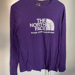 En fin lila northface tröja, strl s, använd fåtal gånger  Priset är inkl frakt