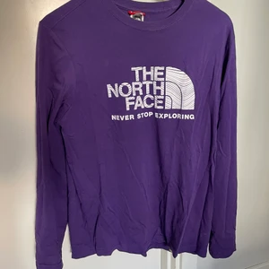 The north face tröja  - En fin lila northface tröja, strl s, använd fåtal gånger  Priset är inkl frakt