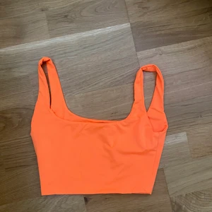 neon topp - en jätte fin topp som ja köpt här på plick som tyvärr var för liten på mig