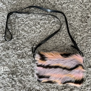 Handväska - Handväska från Monki. Använd ett fåtal gånger. Mycket fint skick. Har en inbyggd plånbok samt myntfack. 💜💗🧡🖤