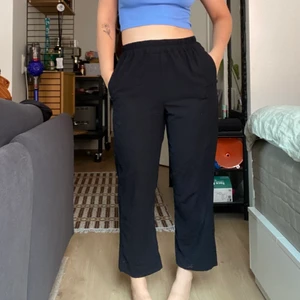 Svarta byxor - Snygga, bekväma svarta byxor med resor i midjan. Kan vara lite kluriga att få på sig om man har större höfter som mig, men går ändå bra. Välanvända.