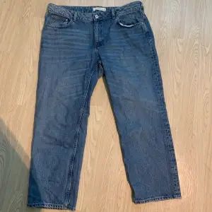 Jeans i 3/4 dels längd från logg hm. Storlek 46 men mer som storlek 44.  /Katt finns i hemmet Står inte för postens slarv/