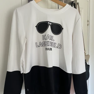 Karl Lagerfeldt Sweater - Oanvänd Karl Lagerfeldt tröja, säljes då den inte används. Jättefint skick, som ny. Det är storlek S men passar även Medium. 