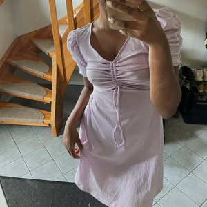 Klänning - Skitgullig klänning från h&m i pastellila färg. Säljer på grund av ingen användning. xx Anna