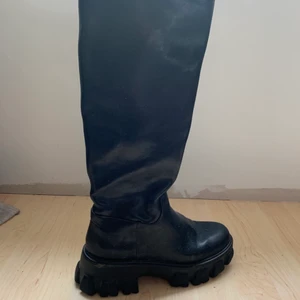 Boots - Säljer dessa jättefina boots, lite smutsiga men tvättas spklart innan dem säljs. 
