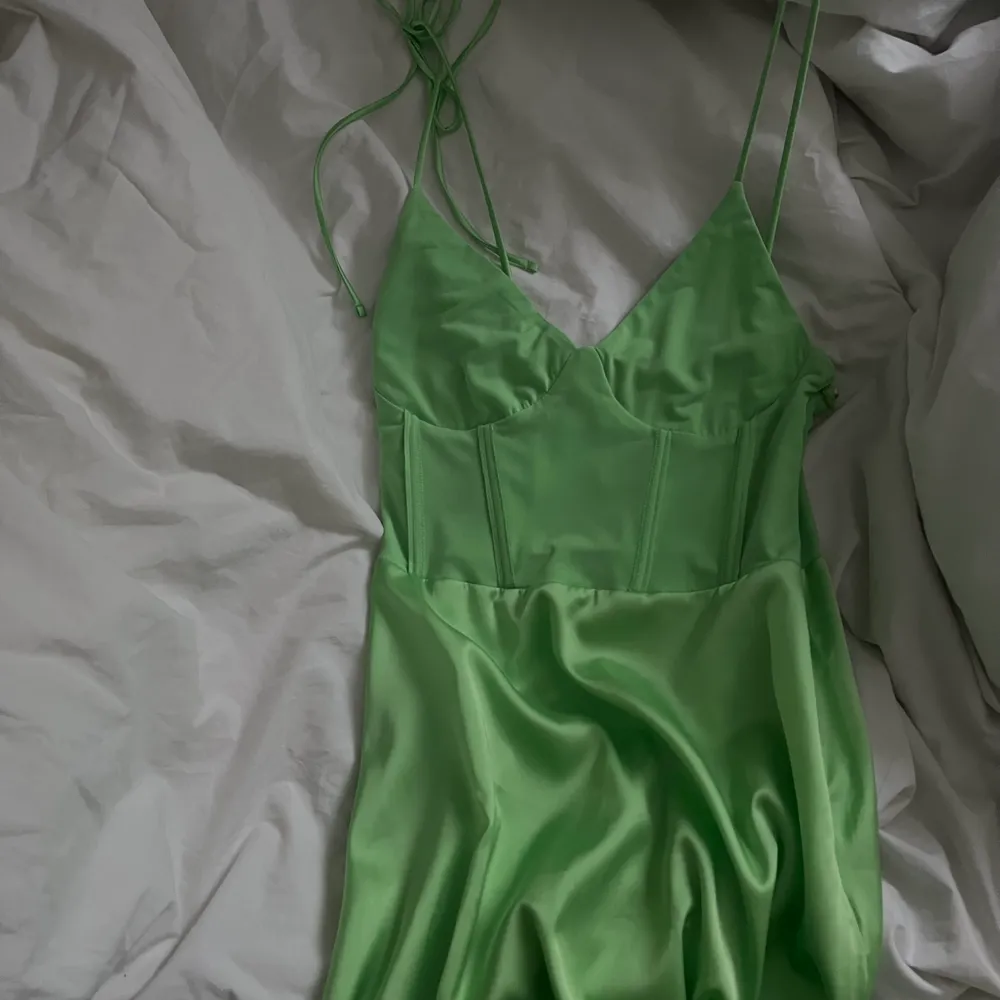 Grön korsett långklänning från zara. Köptes förra sommaren💚. Klänningar.