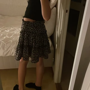 Kjol - Svart kjol med rosa blommor, säljs pga använda inte🫶🏻