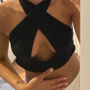svart topp - en egensydd topp som man kan ha på många olika sätt, använd 1 gång. Bekväm och festlig❣️