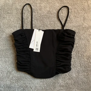 Zara top strl XS - Jättefin Zara top som tyvärr är för liten för mig, strl XS. Den har en drag-kedja på sidan och har bara prövats så är som ny med lappar kvar. Org priset är 260kr. Tryck inte på köp direkt utan kontakta mig