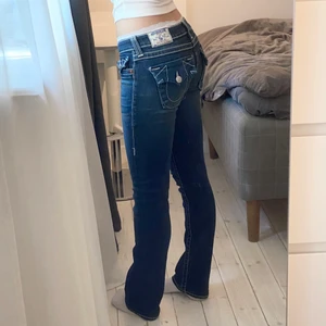 True Religion jeans - ‼️INTRESSEKOLL‼️ på dessa trueys i en så fin mörkblå wash. så trendiga och fina till allt! sitter lågmidjat straight/bootcut, passar mig som brukar ha 34-36 och är ca 167cm. midja 38cm innerben 83cm. skriv för frågor, mått eller fler bilder💞💞💕💕 BUD: 720kr💕💕