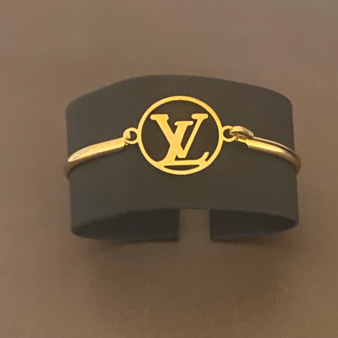 LV armband