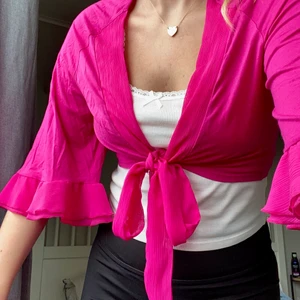 Topp  - Säljer en topp man knyter, fin utan nått under, eller med ett linne. Använt skick, Köpare står för frakt💘