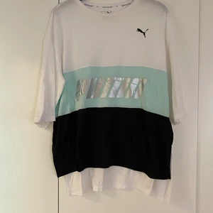 Puma tränings t-shirt topp storlek S - En lös modell så fungerar även för medium beroende på hur tight du vill ha den. Lite spår av smink vid halsen, se bild 2. Även på insidan av halsen.
