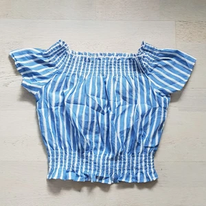 Söt topp - Söt topp från only, nyskick. Stl xs men kan passa 36 också pga stretch💖35 kr💖 3 för 2 på min sida