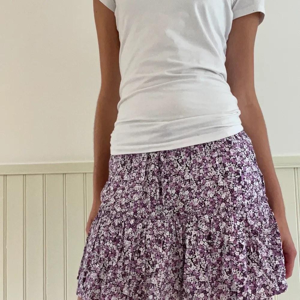 Småblommig lila kjol från zara i storlek Xs, helt oanvänd 💜✨ Resår i midjan och går även att dra åt, finns shorts under,  Nypris = 279kr. Kjolar.