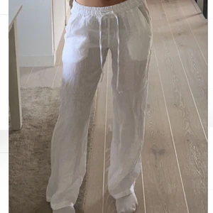 Lågmidjade linnebyxor - Lågmidjade linnebyxor från Chelsea. Finns endast att köpa i butik. Helt nya och lappen finns kvar. 