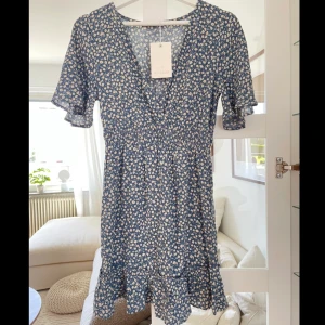 Klänning pull&bear - Helt oanvänd klänning ifrån pull&bear i storlek S! frakt tillkommer☺️ skickar gärna fler bilder om så önskas🥰