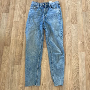 Hm jeans blå💙 - Säljer mina jättesnygga jeans från hm då de tyvärr har blivit för små❤️de är väl använda men i ett väldigt bra skick på alla sätt och vis!👍🏼