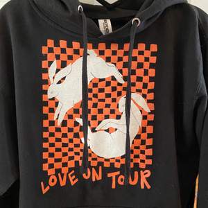 Love on tour-hoodie i strl S. Köpt av en annan tjej på plick, men är ursprungligen från Harry Styles hemsida. Den är använd men fortfarande i mycket fint skick 😊 