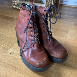 Boots  - Bruna boots  ifrån vagabond Äkta läder Klack 8cm Super snygga och sköna  Strl 40