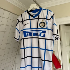 Inter fotbollströja  - En Inter fotbollströja som aldrig kommit till användning, Inga defekter 10/10! Hör av dig om du vill ha fler bilder:)