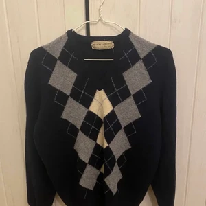 Söt tröja  - Säljer den här stickade tröjan från Röda Korset då den inte kommit till mycket användning. Fint skick!