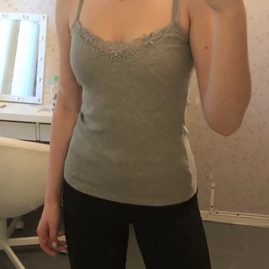 Linne - Linne med spets. Aldrig använd. Strlk M men skulle lätt passa en S/XS också då jag själv vanligvis har XS. 45kr + frakt