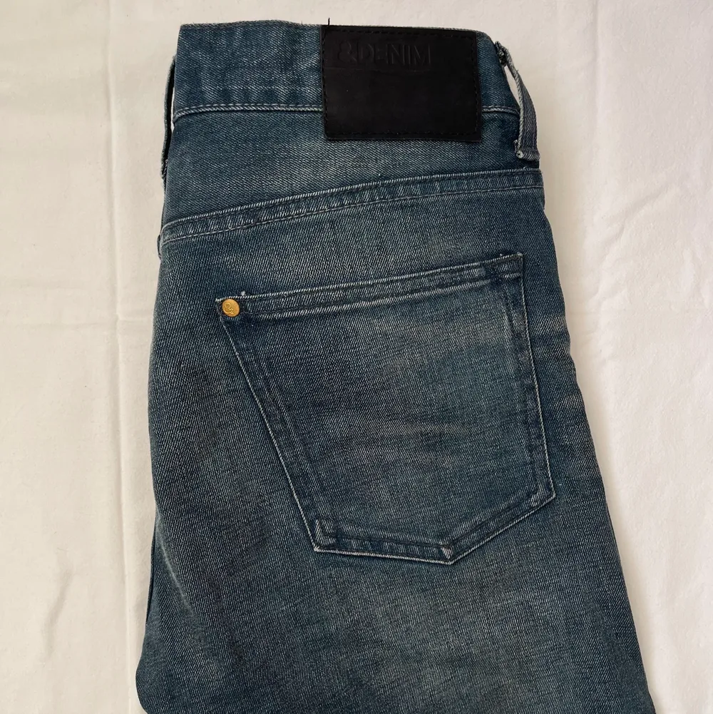 Köpta på secondhand bara använd en gång sen dess, bra skick, långa i benen (går ner i marken på en som är 182). Jeans & Byxor.