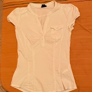 Kortärmad skjorta  - Y2k kortärmad skjorta😍😍 aldrig använt eftersom jag har en annan så den är i jättebra skick!💓 krämvit färg sitter bra på xs/s/m😘 köparen står för frakt💗💗💗 är inte hemma tills 22 juli så kan inte posta eller mötas upp tills dess!!