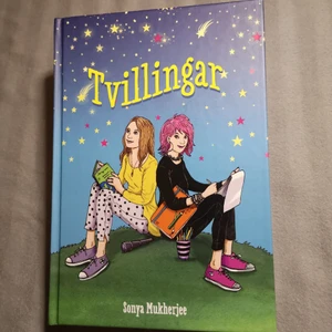 Bok - Den här boken handlar om tvillingarna Clara och Hailey som sitter ihop. Dom ska snart ge sig ut i världen fast en vill stanna kvar där hemma men hur ska det gå när dem sitter ihop? 