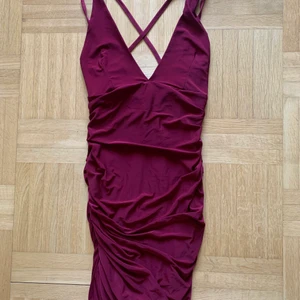 Festklänning - En vinröd festklänning från Nelly one. Endast provad.