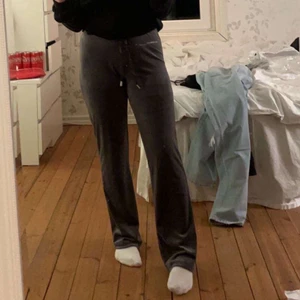 Ginatricot byxor  - Ett par jätte bekväma mjukis byxor från GinaTricot i storlek s.  Knappt använda så ser ut som helt nya. Säljer för 100 kr nypris 229kr. Hör av dig om du har frågor eller är intresserad💗💗
