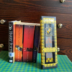 Harry Potter-böcker - Bok 1,5&6 ur Johny Duddle upplagan, pocket o på engelska.  The cursed child manusskriptet på svenska. Hufflepuff emblem bokmärke.  Två noveller (bild 2) Säljer helst hela samlingen som enhet, vill man ha en/någon så diskuterar vi pris😊✨   350kr+frakt