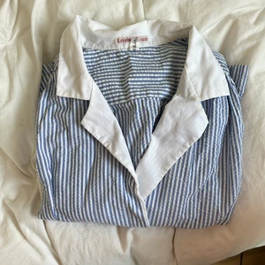 Vintage, blårandig sommarblus - Underbar vintage blus i bomull i världens finaste färg  Säljer på grund av fel storlek  Inga defekter  