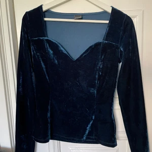 Fest blus - Blus i marinblå plysch från Gina tricot 