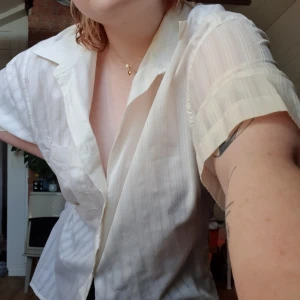 Vit skjorta  - Vit skjorta från second hand. Super skön och sval för sommaren. 