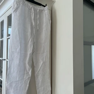 Linnebyxor Vita - Super snygga vita linnebyxor i storlek S men då de var för korta på mig så passade de tyvärr inte mig (Jag är 171 cm). Byxorna är i nyskick och bra kvalite. Nypris 449 kr i 100% linne.