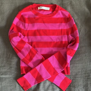 Randig tröja Zara - Randig tröja från zara. Använd en gång så den är i mycket bra skick. Frakt tillkommer!