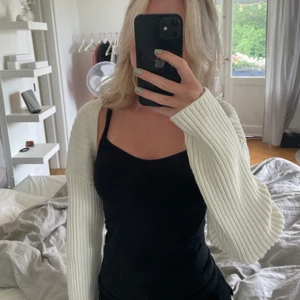 Bolero kofta - Vit bolero tröja som är i bra skick och är ifrån Hm💗 Köparen står för frakt!💕